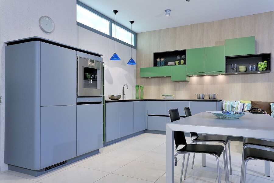 Grifflose Design-Wohnküche mit Esstisch und Sitzbank auf 15 qm.